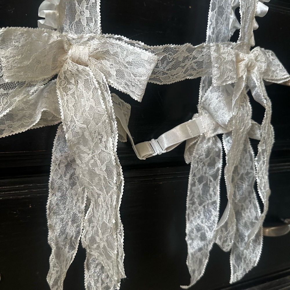 Lace Ruffled Harness with Bows - Picture 3 of 6